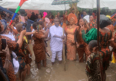 Nigerian Couple Defy Heavy Rain, Get Married At Flooded Venue (pics)