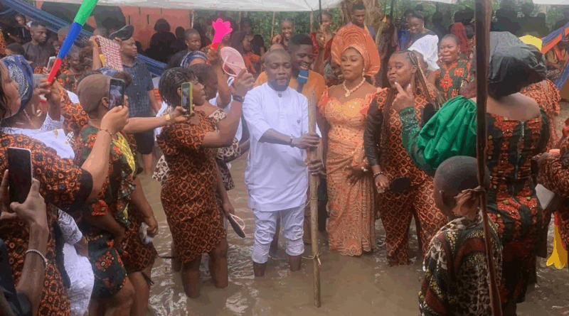 Nigerian Couple Defy Heavy Rain, Get Married At Flooded Venue (pics)